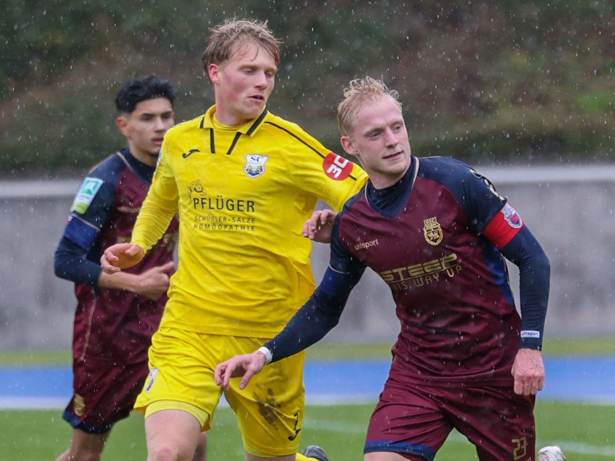 Tobias Peitz (r.) im Dress und mit Kapitänsbinde des Bonner SC.