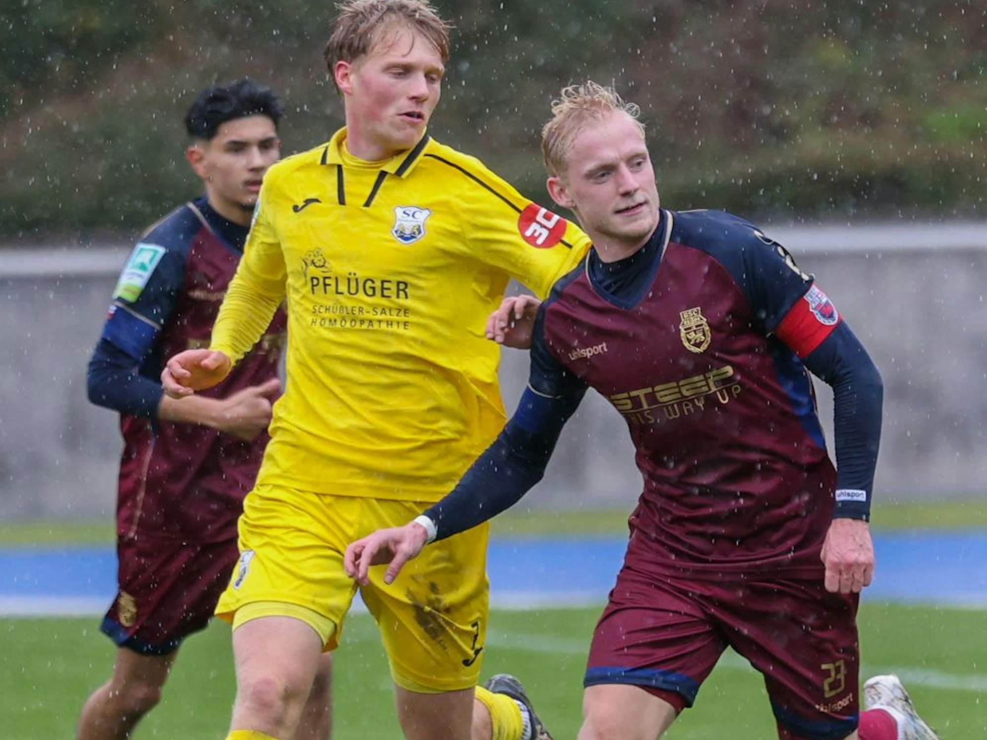 Tobias Peitz (r.) im Dress und mit Kapitänsbinde des Bonner SC.