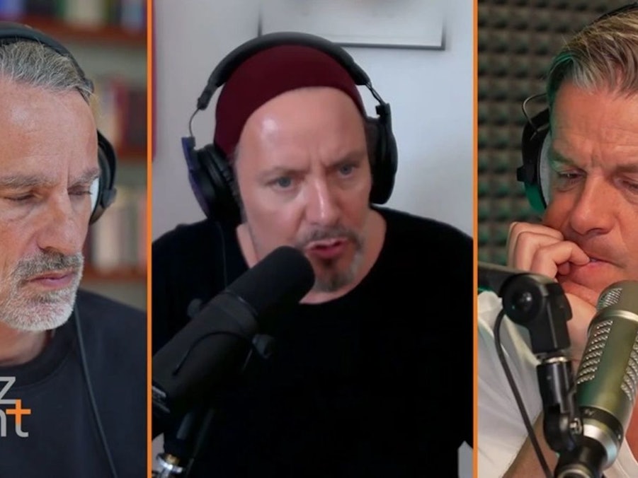 Richard David Precht (links) und Markus Lanz (rechts) sprechen in ihrem Podcast „Lanz + Precht“ mit Andreas O. Loff über KI. (Bild: ZDF / Lanz + Precht)
