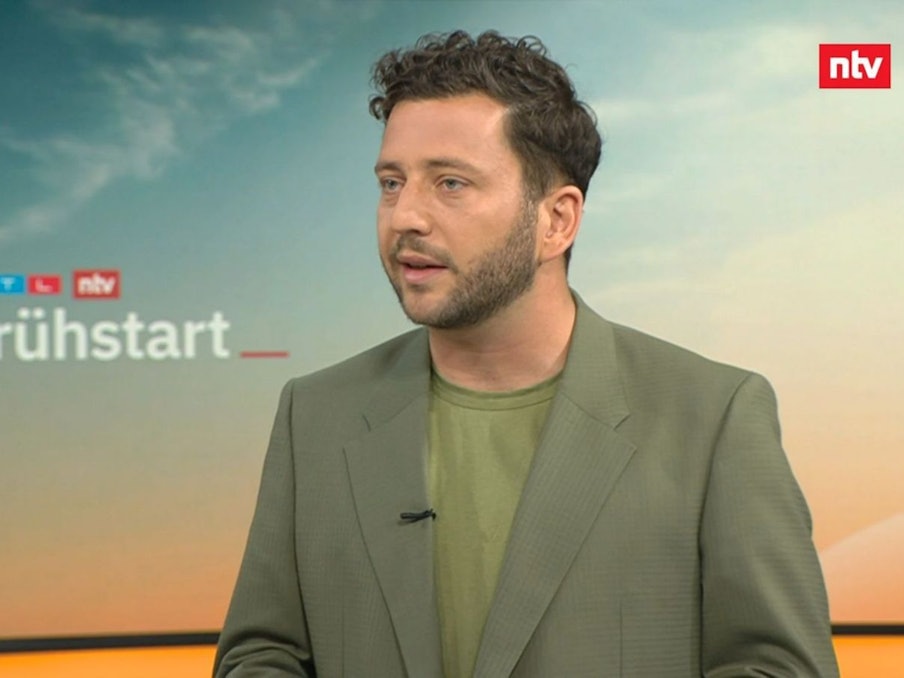 Grünen-Chef Felix Banaszak (Bild) hat im „ntv Frühstart“ scharfe Kritik an Bundeskanzler Friedrich Merz geübt. (Bild: ntv)