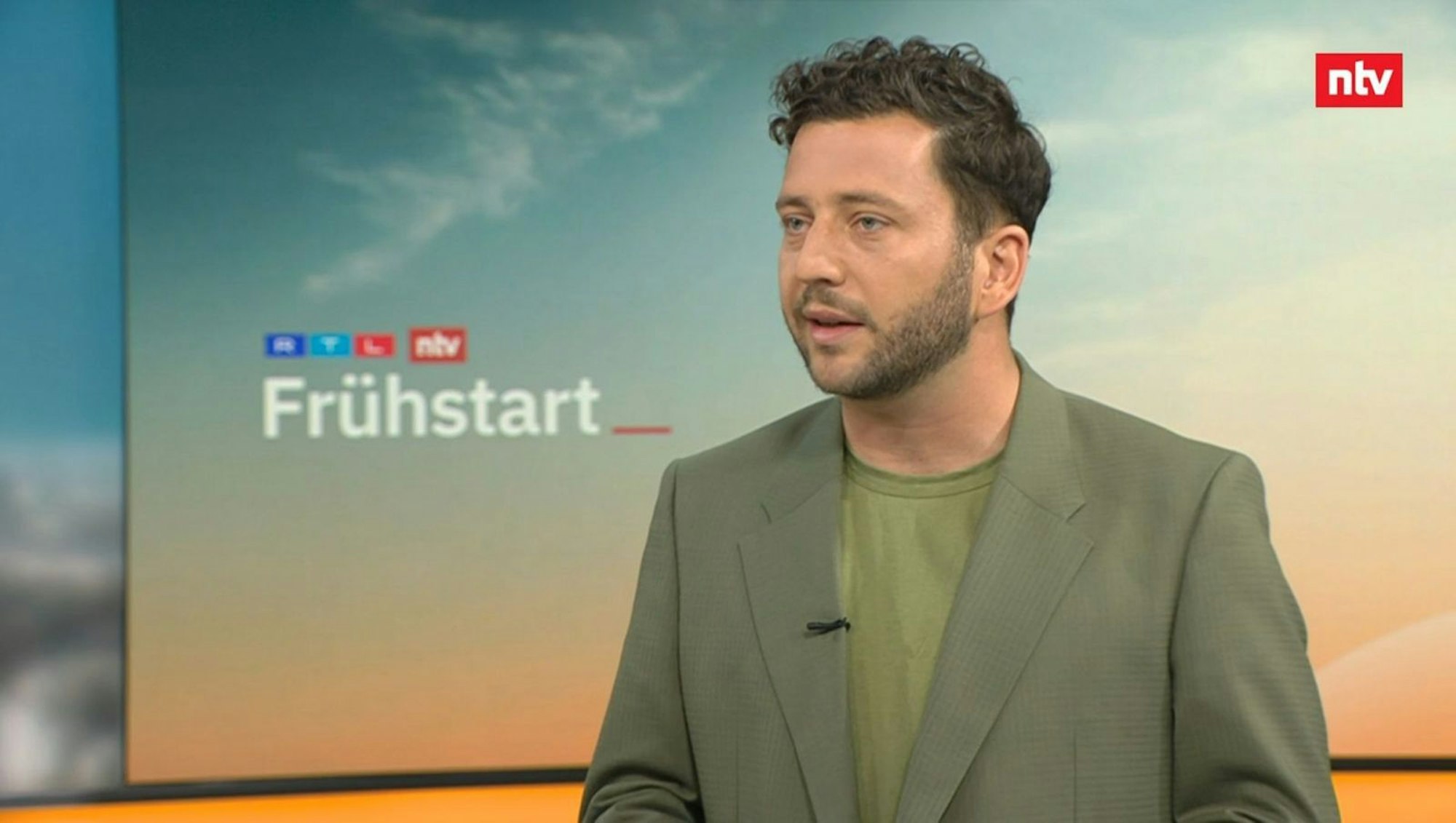 Grünen-Chef Felix Banaszak (Bild) hat im „ntv Frühstart“ scharfe Kritik an Bundeskanzler Friedrich Merz geübt. (Bild: ntv)