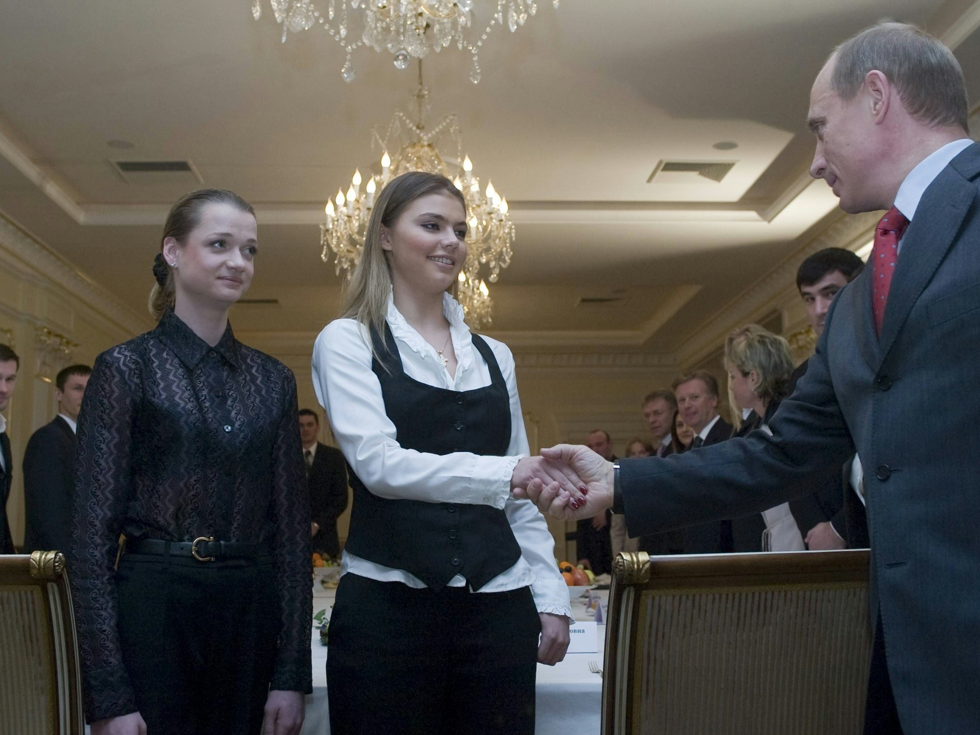 Wladimir Putin begrüßt Svetlana Chorkina und Alina Kabajewa (rechts) im Jahr 2004.