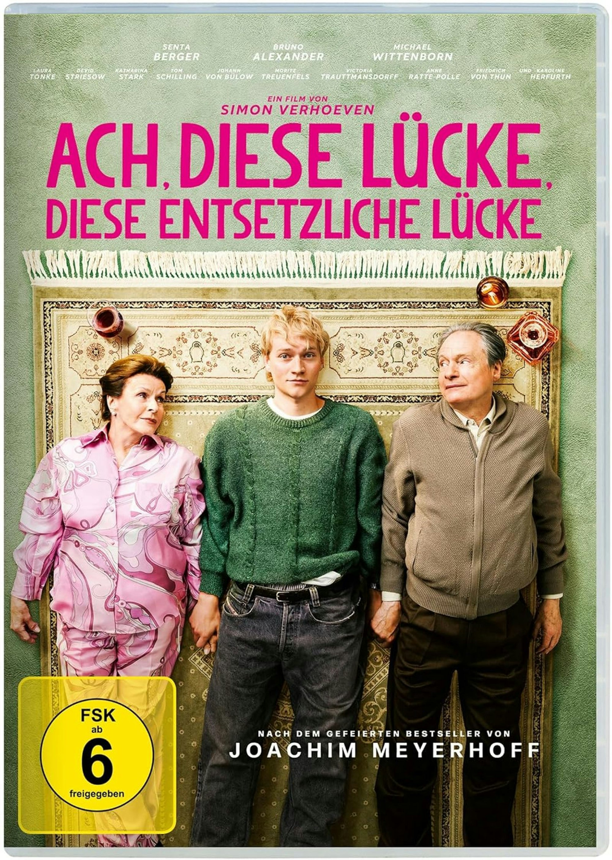 Senta Berger, Bruno Alexander (Mitte) und Michael Wittenborn spielen die Hauptrollen in „Ach, diese Lücke, diese entsetzliche Lücke“. (Bild: Warner Bros. Entertainment GmbH)