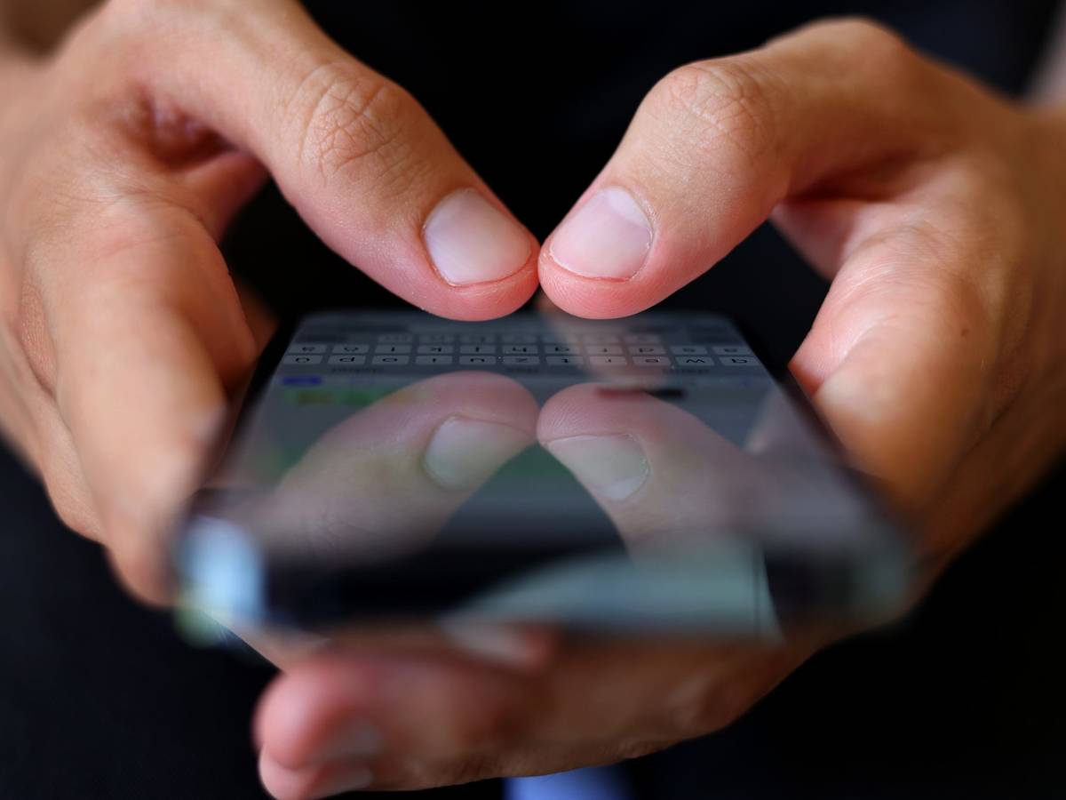 Ein Mann tippt auf einem Smartphone