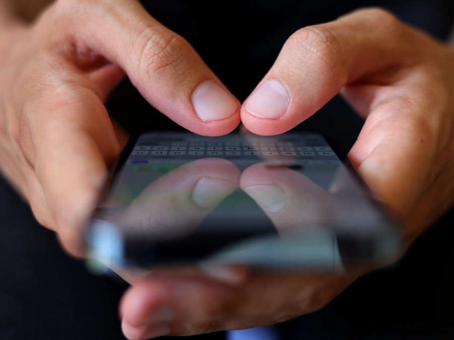 Ein Mann tippt auf einem Smartphone