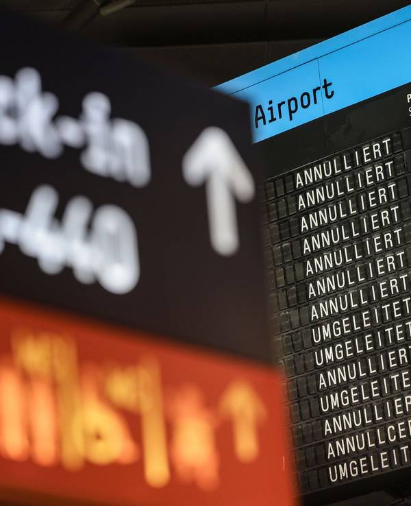 Eine Anzeige zeigt annullierte und umgeleitete Flüge an