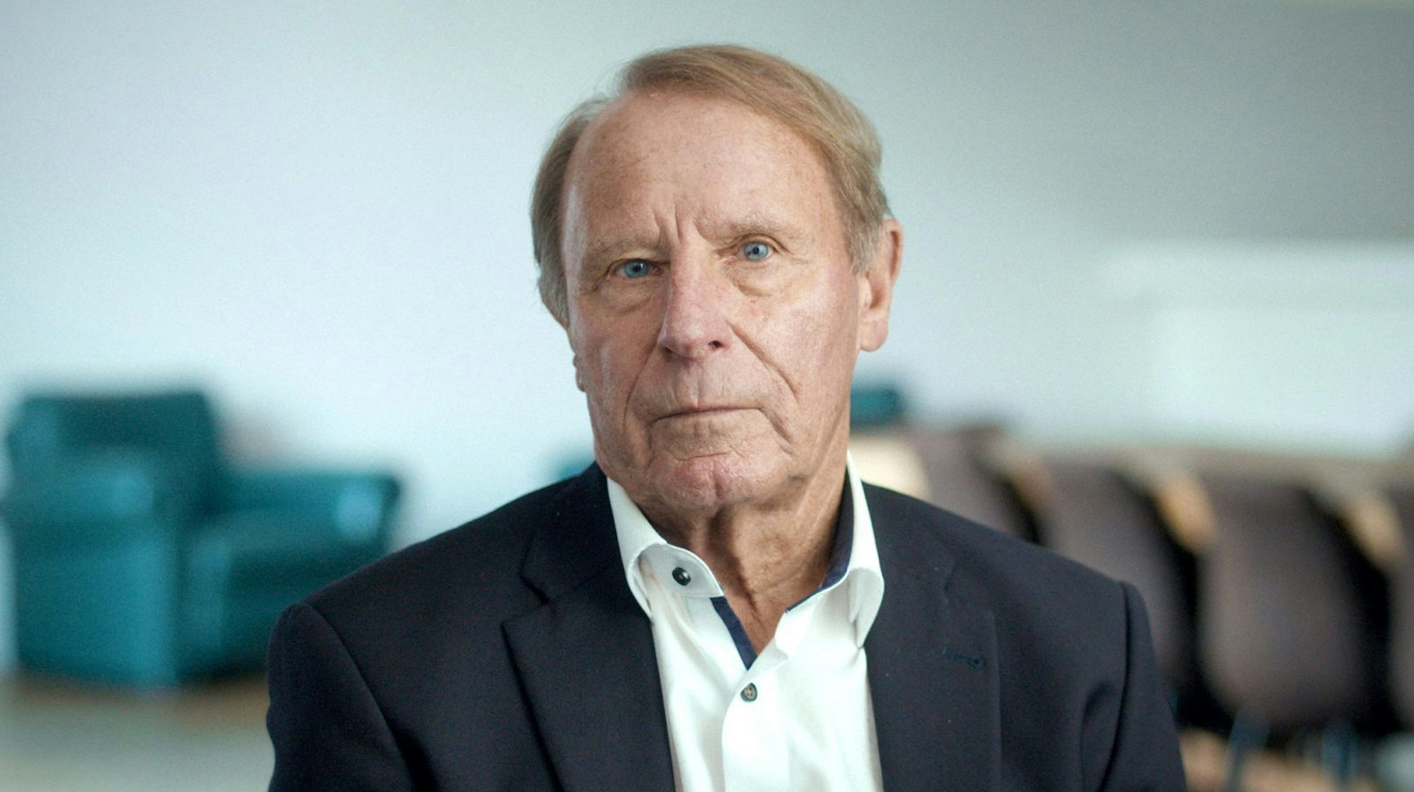 Der Job von Bundestrainer Berti Vogts rund um die WM 1994 in den USA muss die Hölle gewesen sein. Die sehenswerte Doku „Elf Helden - Ein Albtraum“ zeigt, wie Vogts damals quasi von allen Seiten - Spieler, Medien, deutsche Öffentlichkeit - der Lächerlichkeit preisgegeben und angefeindet wurde. Zwei Jahre später wurde er Europameister. (Bild: NDR/ARD/BROADVIEW/Jonas Julian Köck)