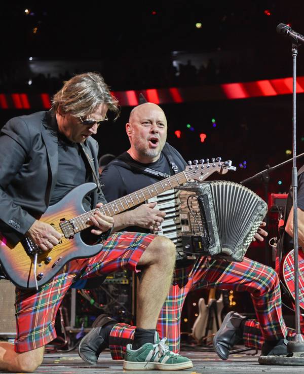 Mit ihrem Song „Nur die Liebe gewinnt“ und der damit verbundenen Botschaft haben Kölns Kult-Rocker Brings ihre erste Briefmarke der Deutschen Post verliehen bekommen.