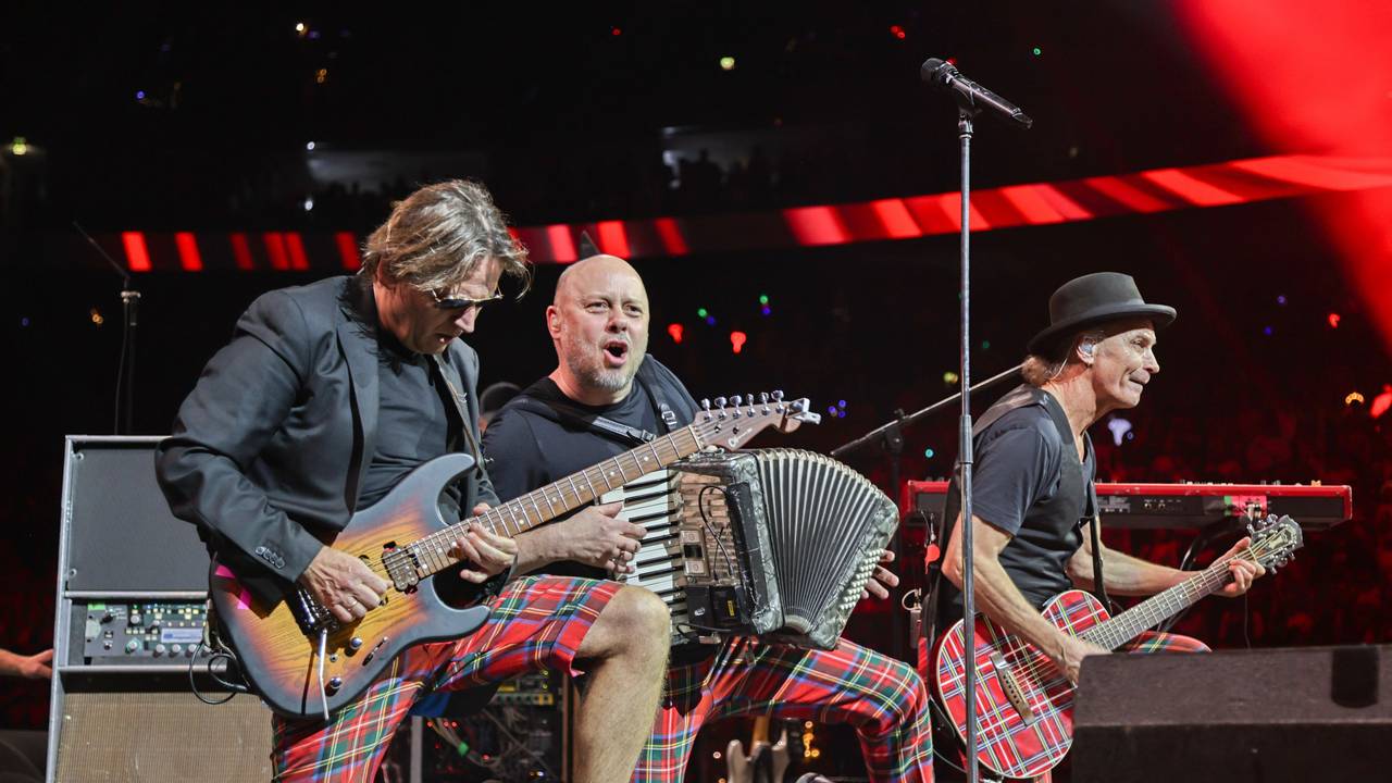 Mit ihrem Song „Nur die Liebe gewinnt“ und der damit verbundenen Botschaft haben Kölns Kult-Rocker Brings ihre erste Briefmarke der Deutschen Post verliehen bekommen.