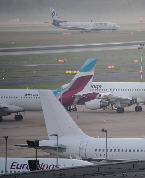 Flugzeuge der Fluggesellschaft Eurowings stehen am Morgen auf dem Flughafen Düsseldorf (Archivbild).