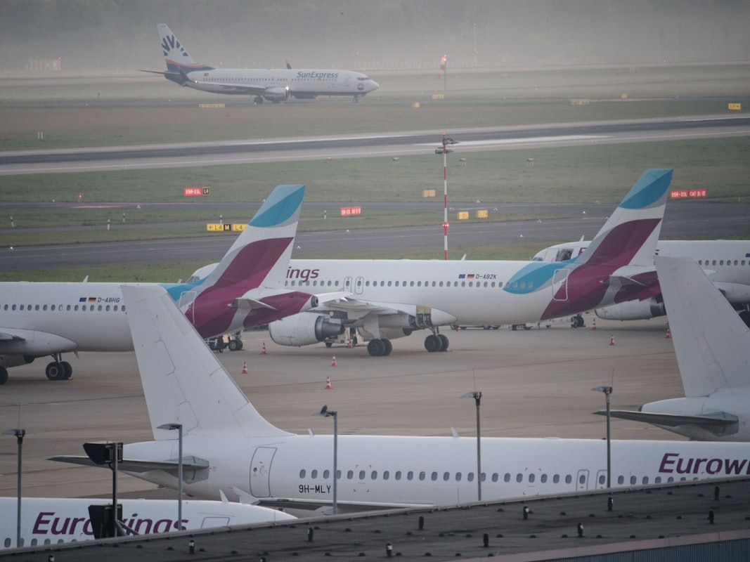 Flugzeuge der Fluggesellschaft Eurowings stehen am Morgen auf dem Flughafen Düsseldorf (Archivbild).