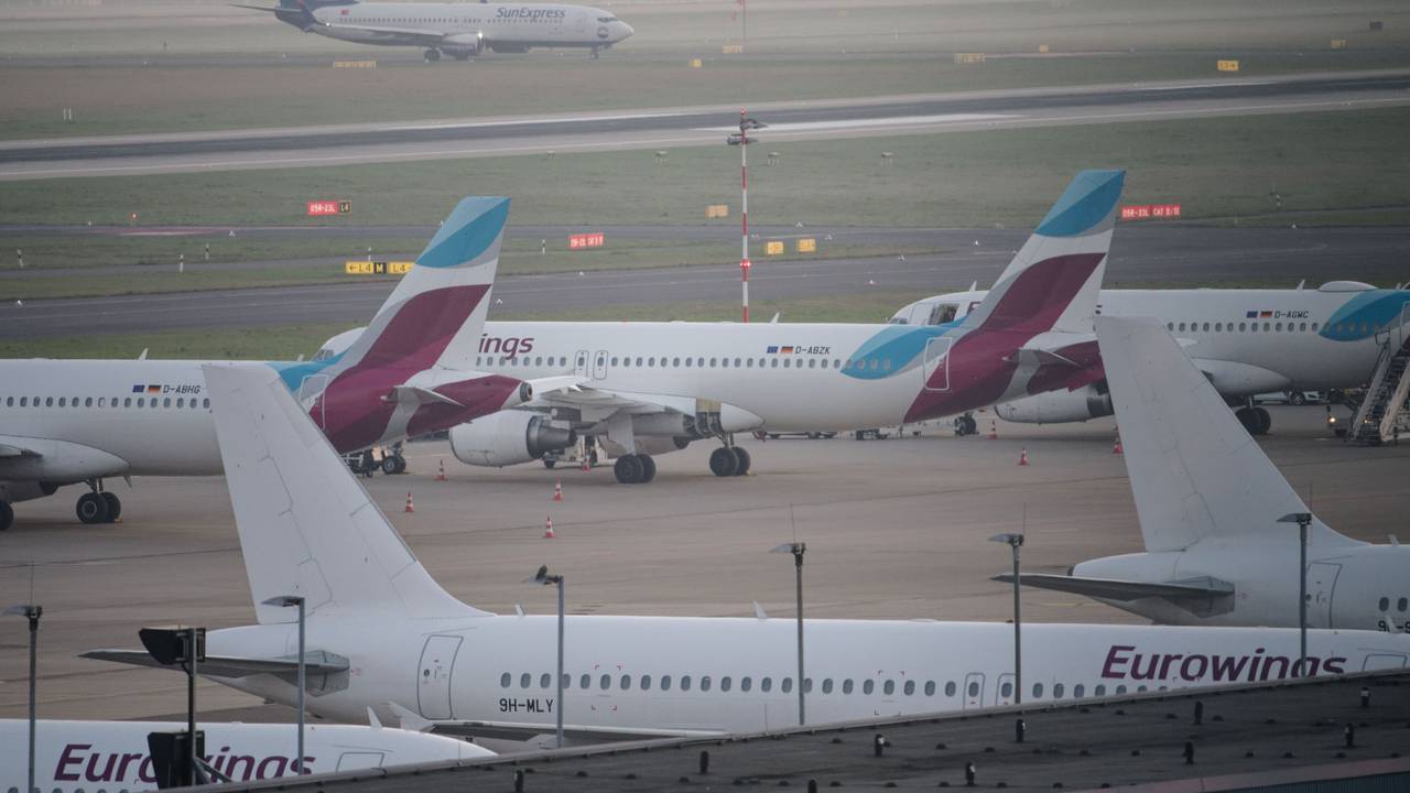 Flugzeuge der Fluggesellschaft Eurowings stehen am Morgen auf dem Flughafen Düsseldorf (Archivbild).
