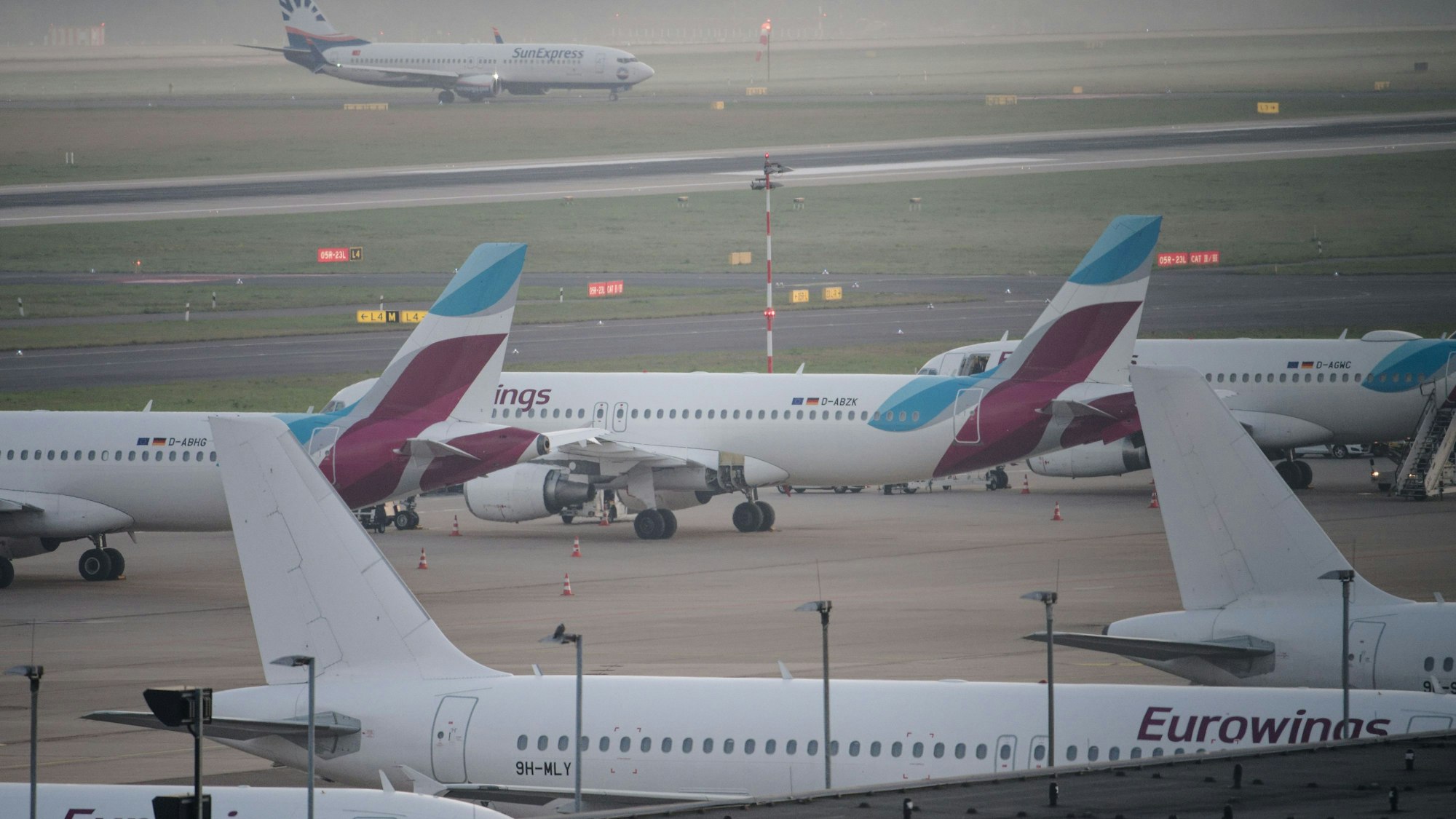 Flugzeuge der Fluggesellschaft Eurowings stehen am Morgen auf dem Flughafen Düsseldorf (Archivbild).