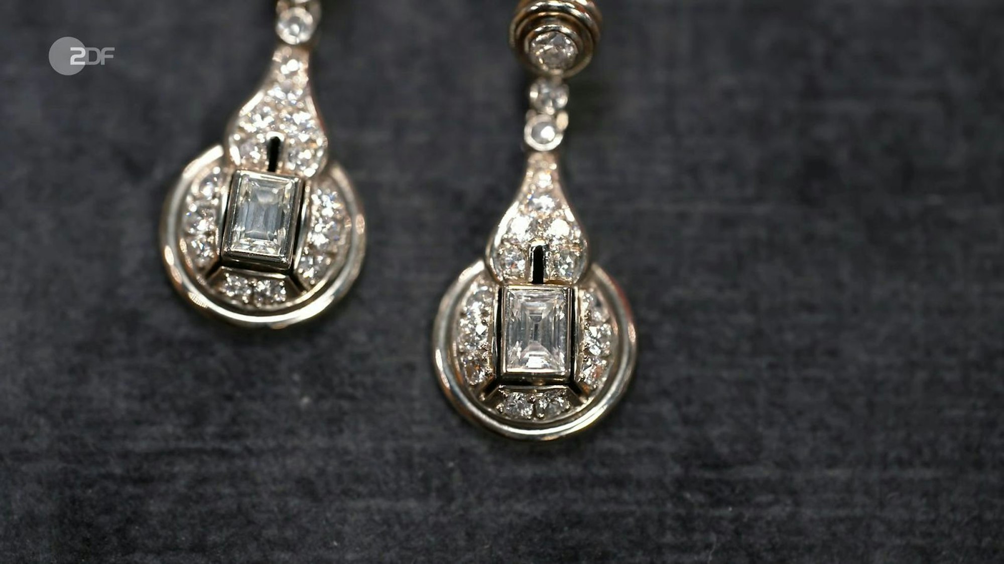 Die Ohrhänger mit Diamanten aus den 1930er-Jahren hatten einen Wert von 1.400 bis 1.700 Euro. Den Zuschlag bekam Julian Schmitz-Avila bei 1.800 Euro.
(Bild: ZDF)