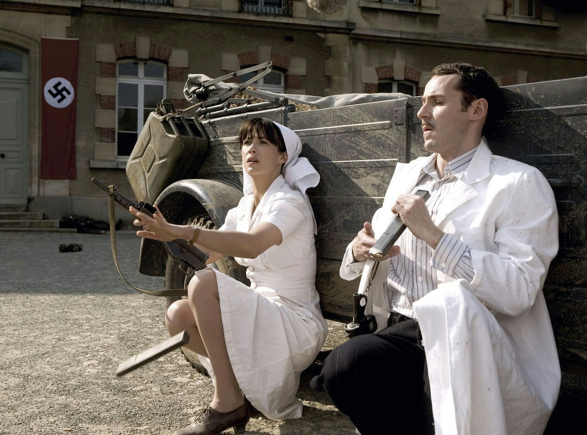 Die Geschwister Louise (Sophie Marceau) und Pierre Desfontaines (Julien Boisselier) versuchen mit Finten und roher Gewalt, einen britischen Geheimnisträger vor den Nazis zu retten. (Bild: Bayerischer Rundfunk / ARD Degeto)