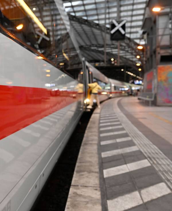 Fernzüge warten an Bahnhöfen