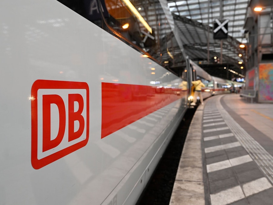 Fernzüge warten an Bahnhöfen