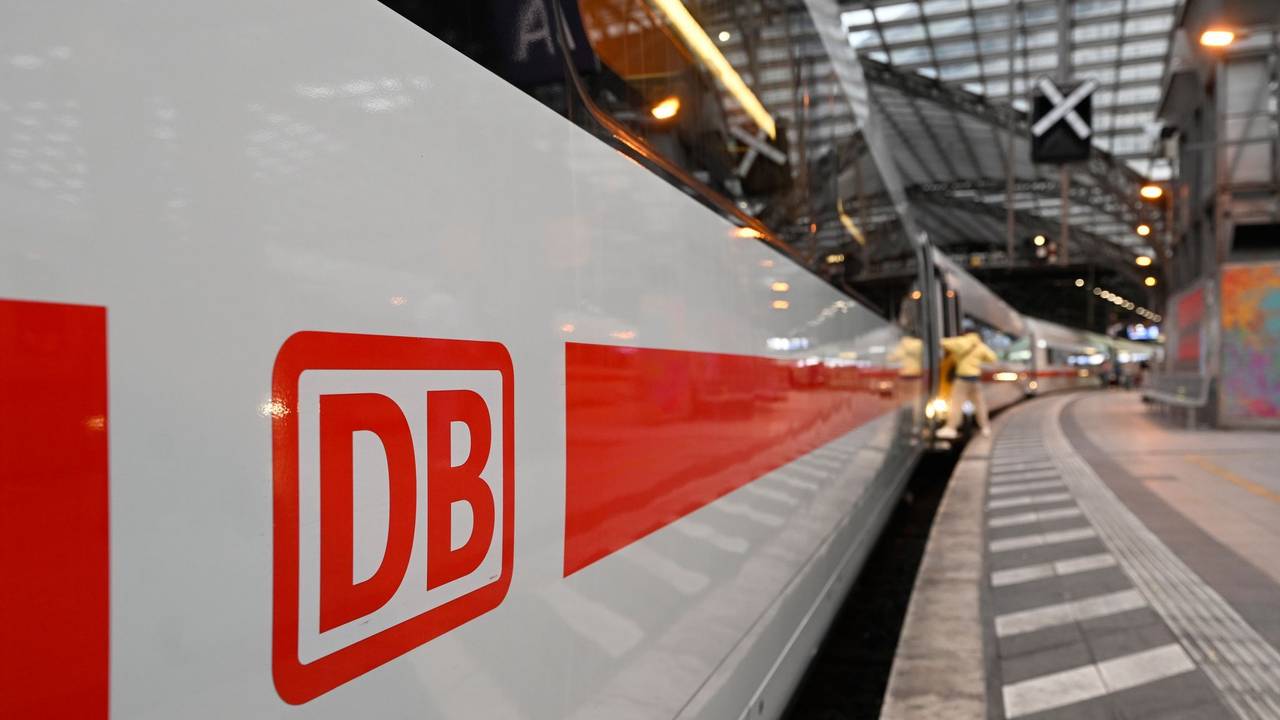 Fernzüge warten an Bahnhöfen