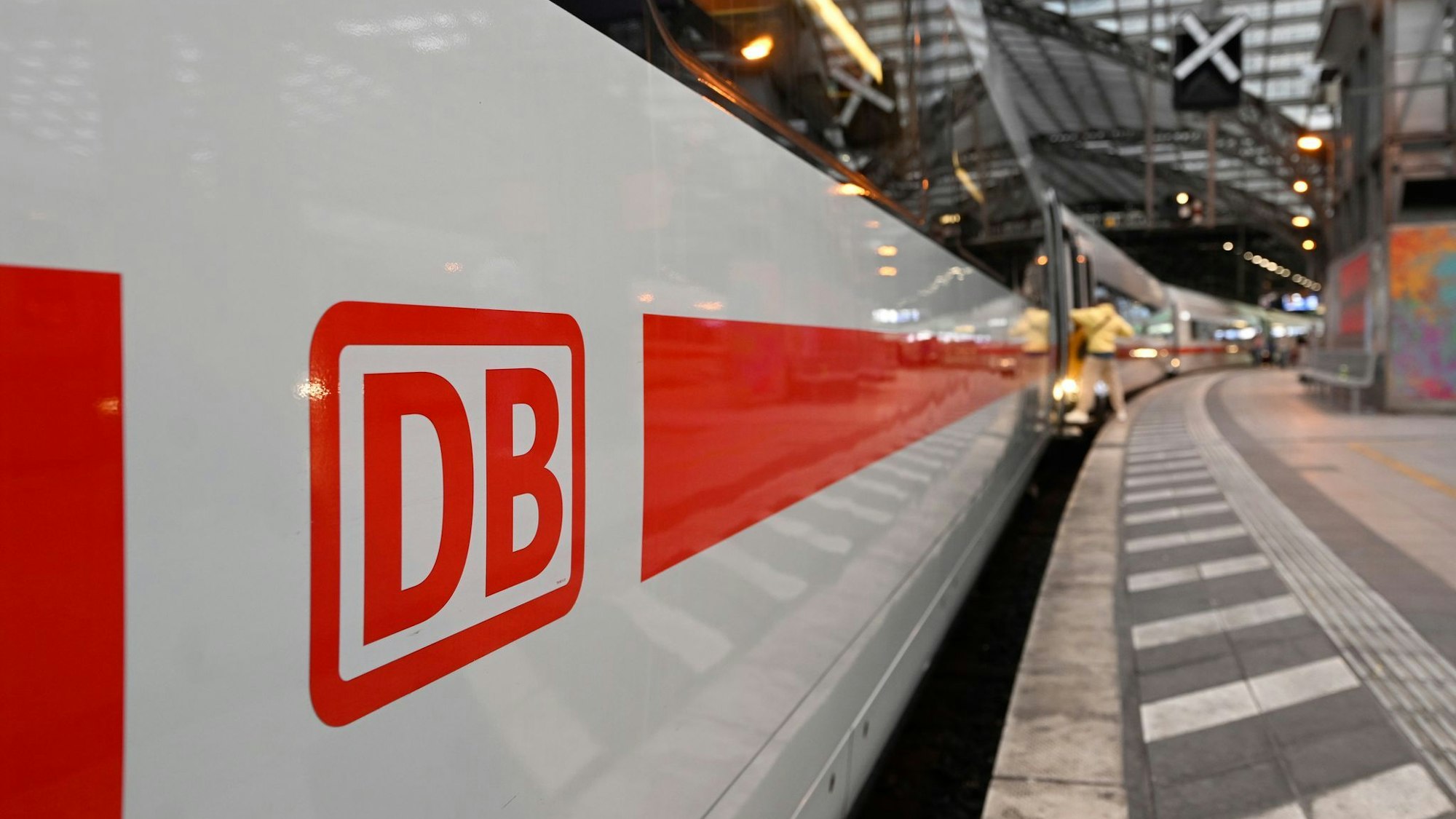 Fernzüge warten an Bahnhöfen