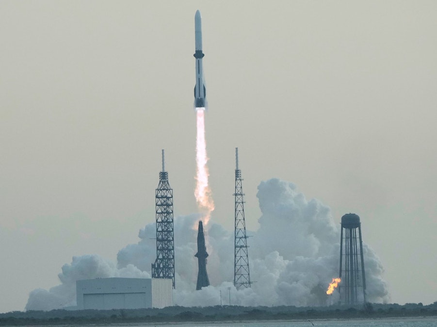 Blue Origin Rakete bringt Satelliten ins All