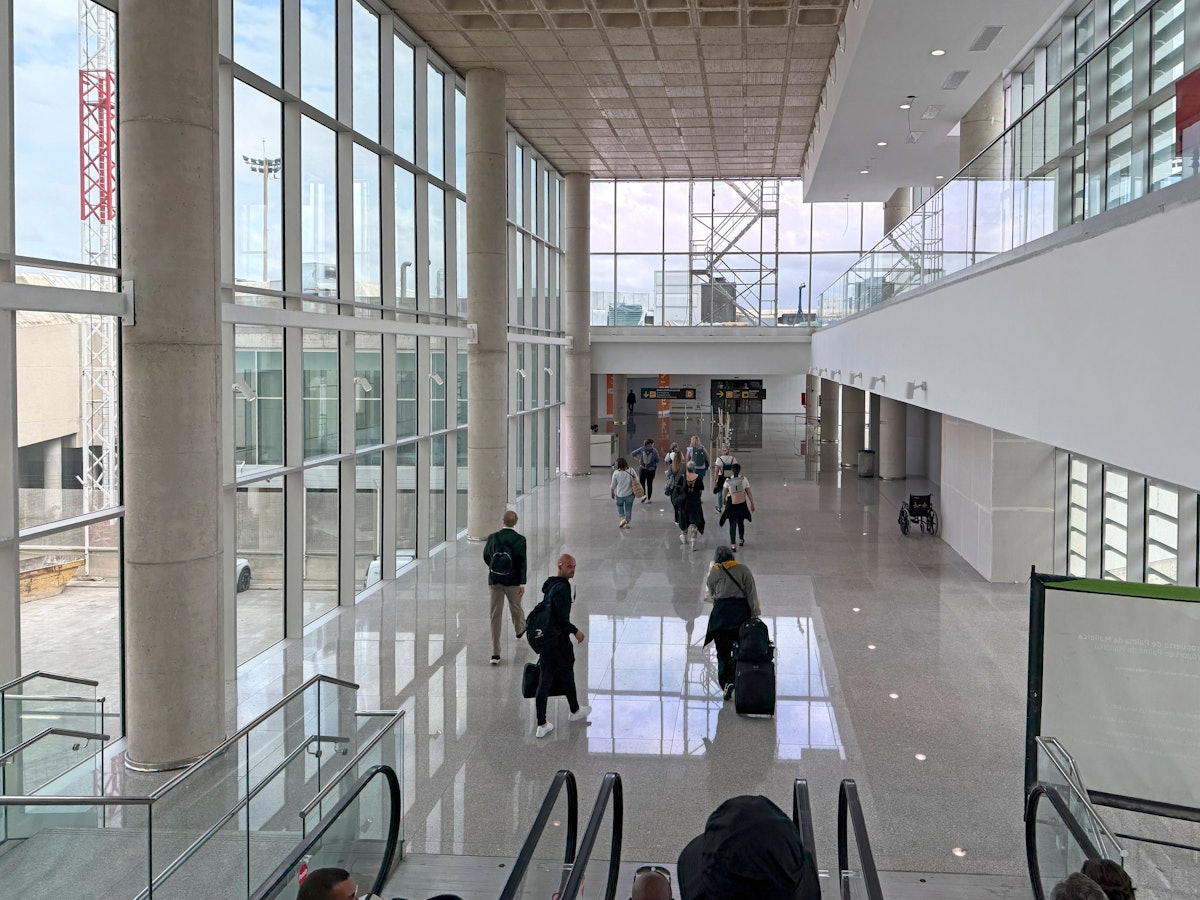 Ein Werbeplakat am Flughafen von Mallorca sorgt für Zoff (Archivbild)