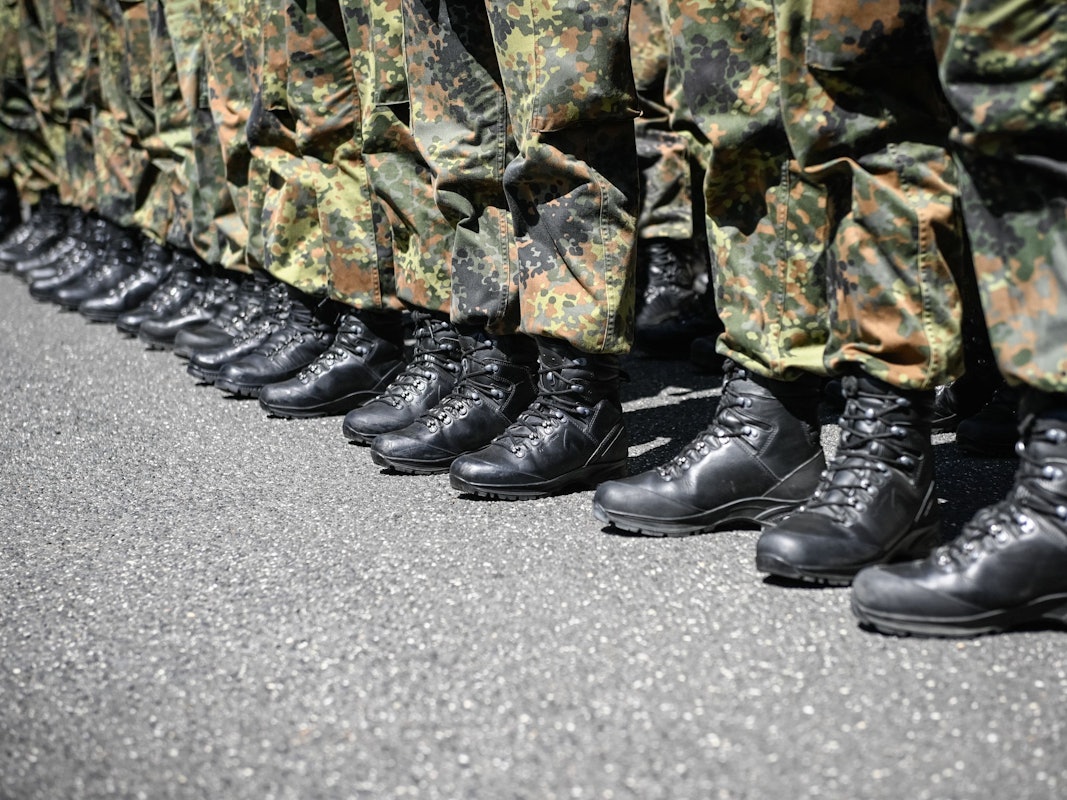 Rekruten in Uniform stehen in einer Reihe (Archivbild).