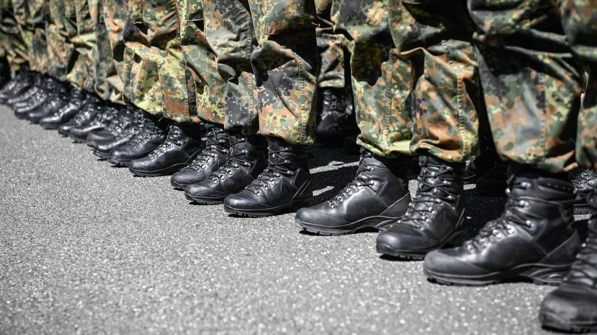 Rekruten in Uniform stehen in einer Reihe (Archivbild).