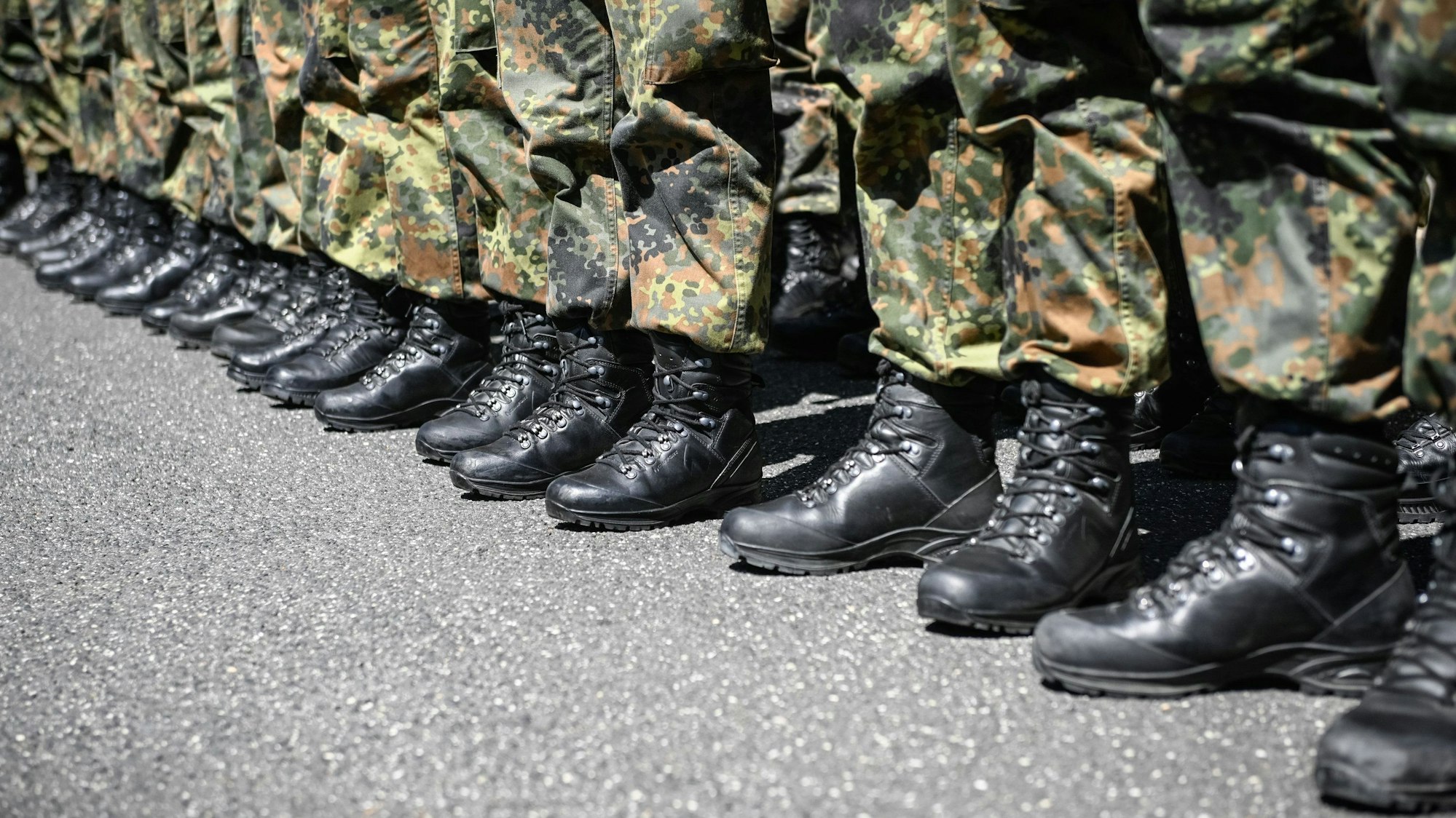 Rekruten in Uniform stehen in einer Reihe (Archivbild).