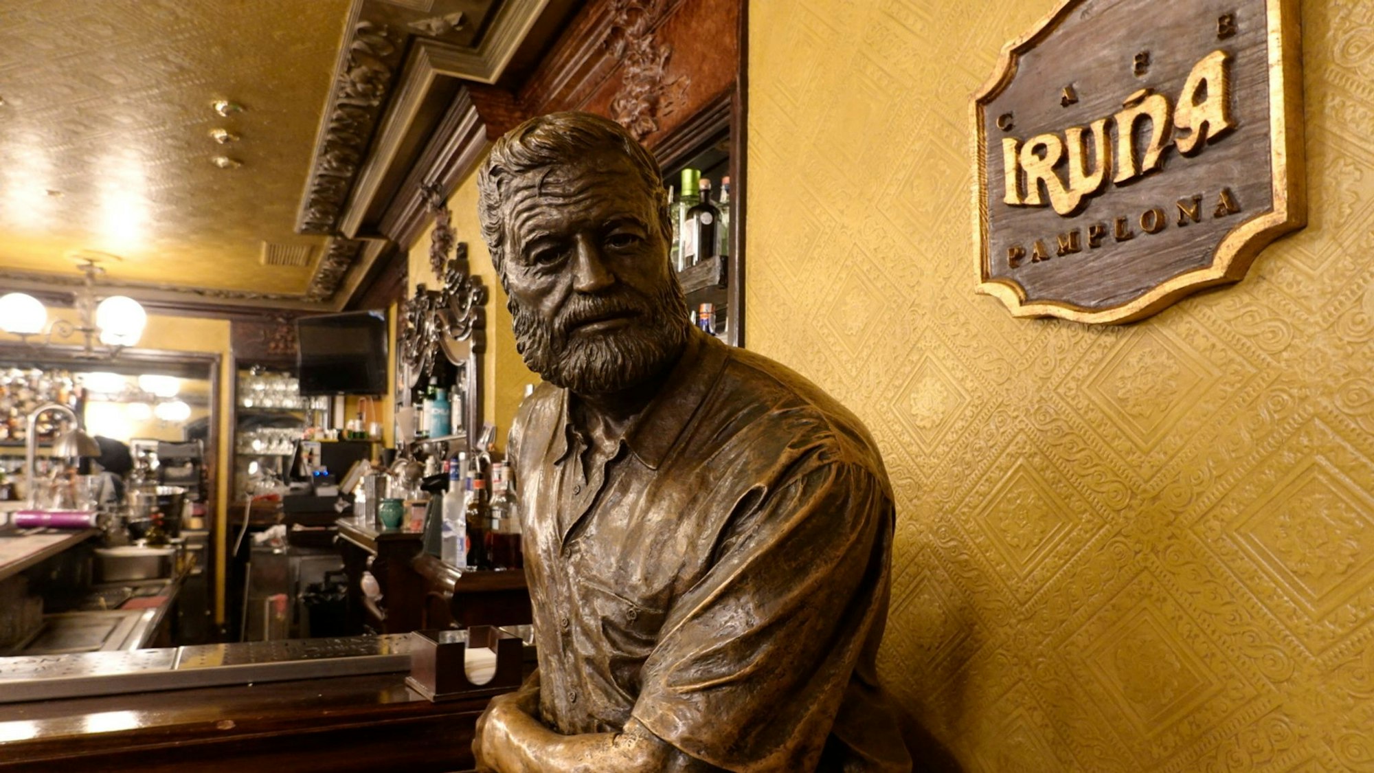 Hemingway in Bronze am Tresen im Nebentrakt des «Café Iruña»