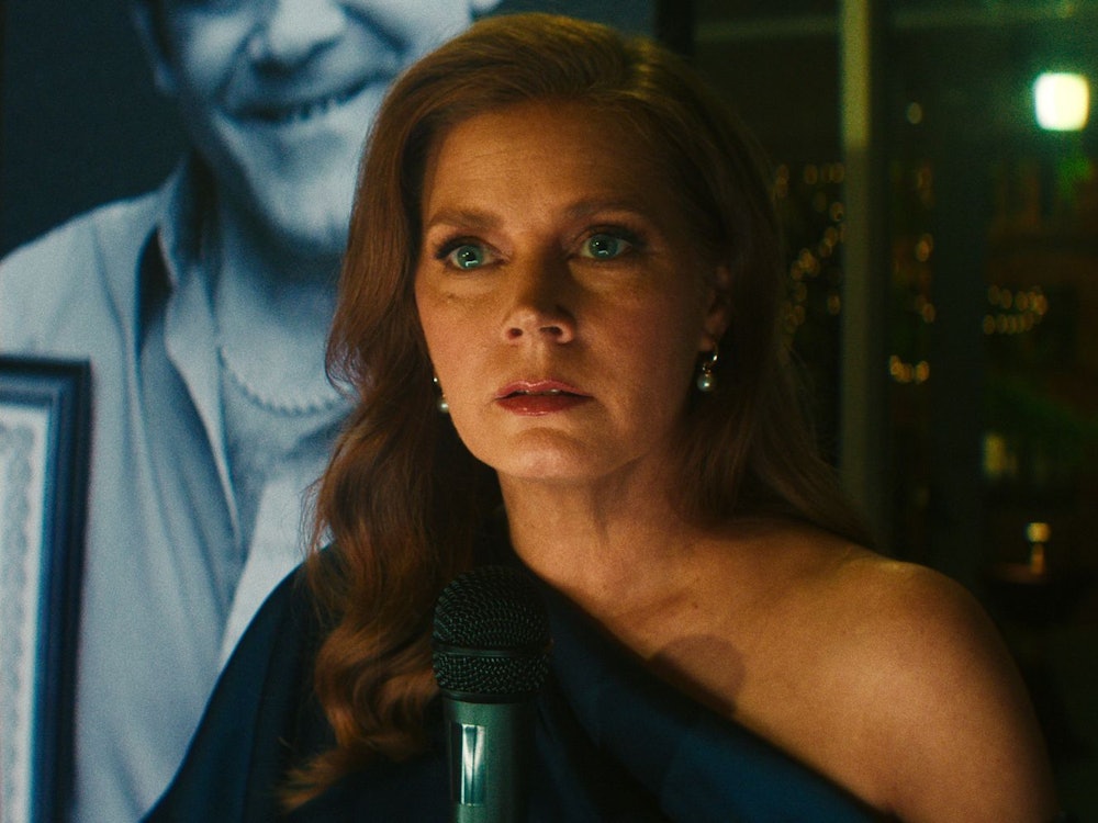 Anwältin Anna Bowden (Amy Adams), die normalerweise für unschuldig einsitzende und oft unterprivilegierte Gefangene kämpft, muss sich nun selbst gegen die Zerstörung ihres Lebens und das ihrer Familie wehren. (Bild: Apple TV)