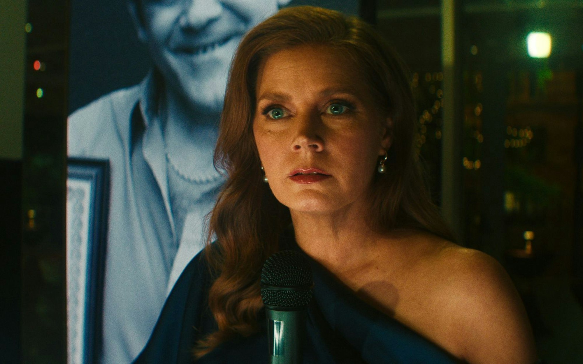 Anwältin Anna Bowden (Amy Adams), die normalerweise für unschuldig einsitzende und oft unterprivilegierte Gefangene kämpft, muss sich nun selbst gegen die Zerstörung ihres Lebens und das ihrer Familie wehren. (Bild: Apple TV)