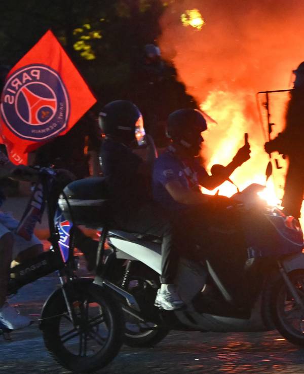 Fans von Paris Saint-Germain fahren mitten im Chaos durch Paris.
