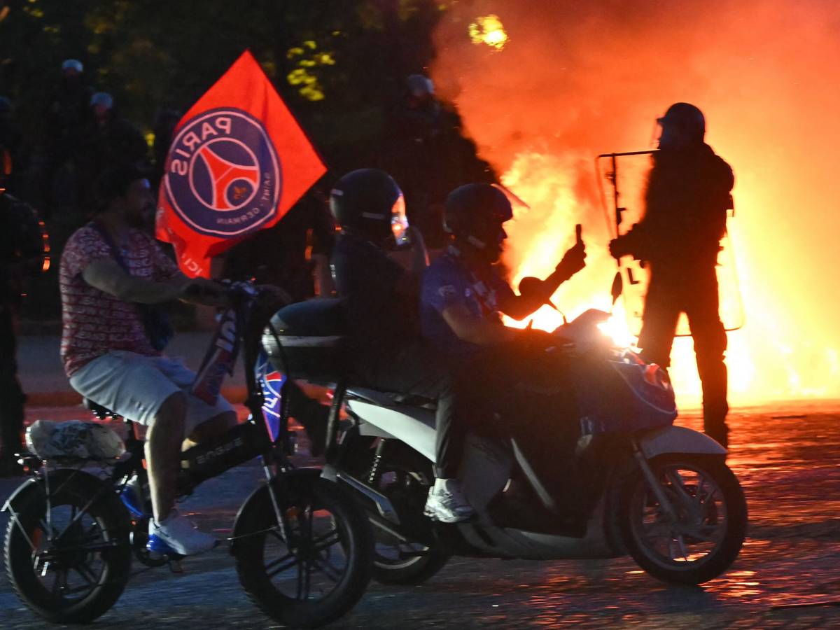 Fans von Paris Saint-Germain fahren mitten im Chaos durch Paris.