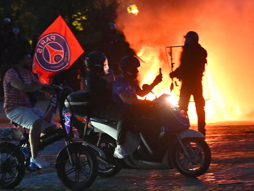 Fans von Paris Saint-Germain fahren mitten im Chaos durch Paris.