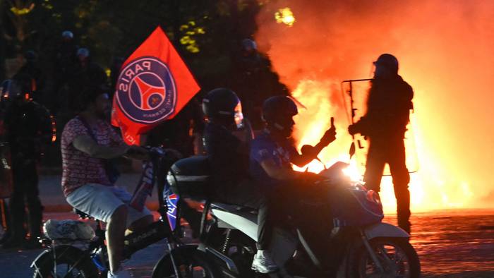 Fans von Paris Saint-Germain fahren mitten im Chaos durch Paris.
