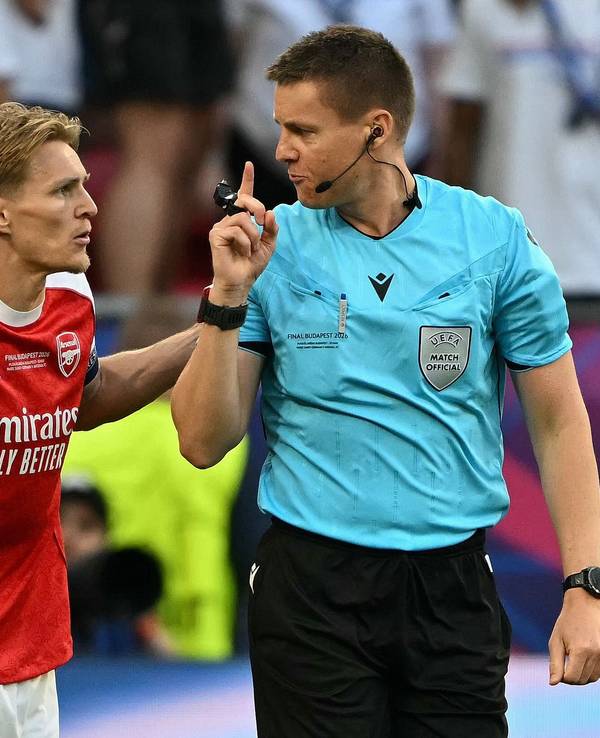 Martin Ödegaard diskutiert mit Schiedsrichter Daniel Siebert