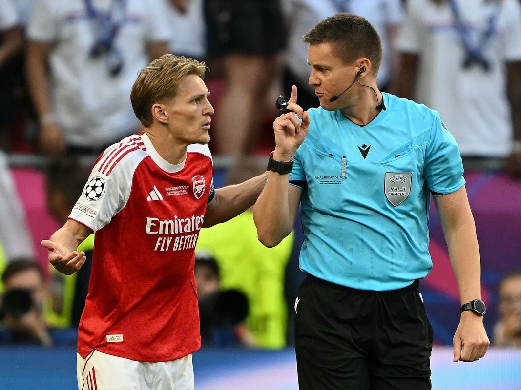 Martin Ödegaard diskutiert mit Schiedsrichter Daniel Siebert