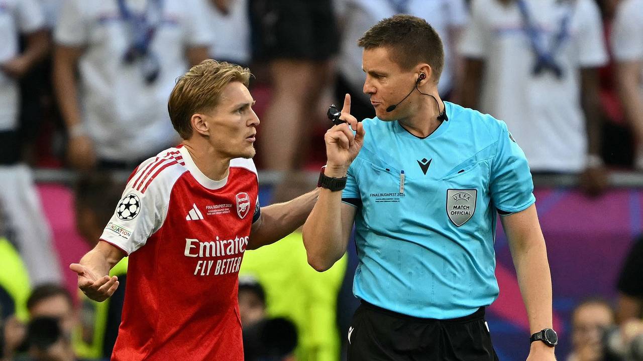 Martin Ödegaard diskutiert mit Schiedsrichter Daniel Siebert