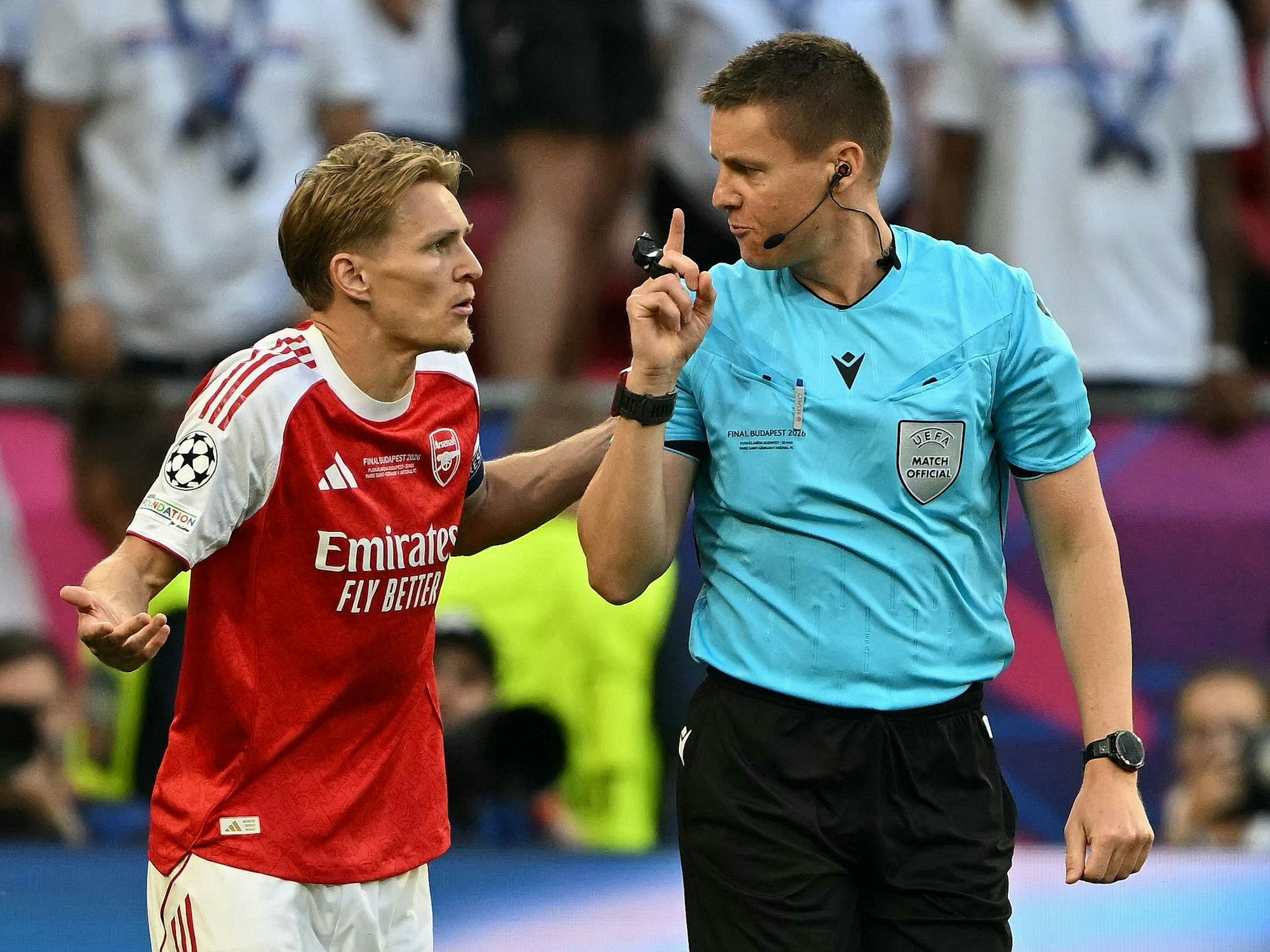 Martin Ödegaard diskutiert mit Schiedsrichter Daniel Siebert