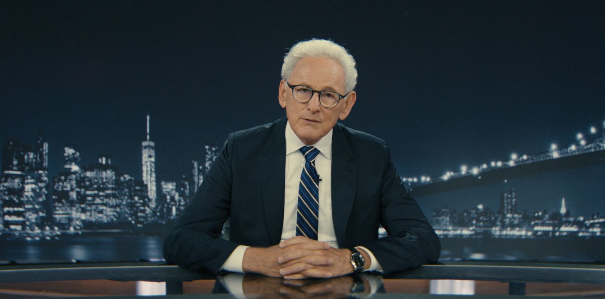 Polit-Magazin-Legende Wes Dryden (Victor Garber) ist der Chef von Josh, der es als Investigativ-Nachwuchsjournalist in Manhattan schaffen will. Der alternde Wes kämpft gegen eine populäre Verschwörungstheorie im Internet, dass er eigentlich schon tot sei. (Bild: Disney+)
