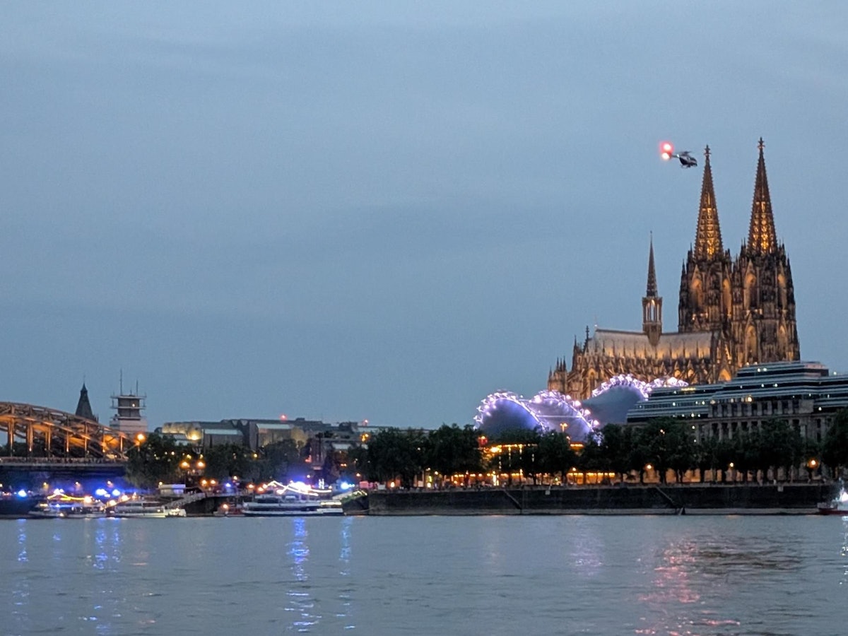 Ein Hubschrauber kreist am Samstagabend in Höhe der Hohenzollernbrücke über dem Rhein.