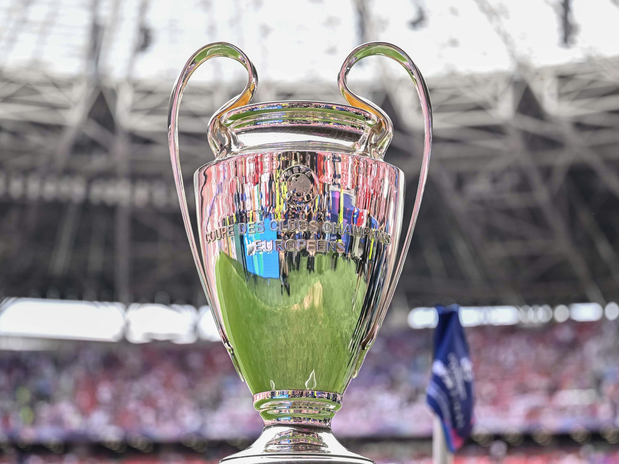 Die Champions-League-Trophäe im Stadion in Budapest.