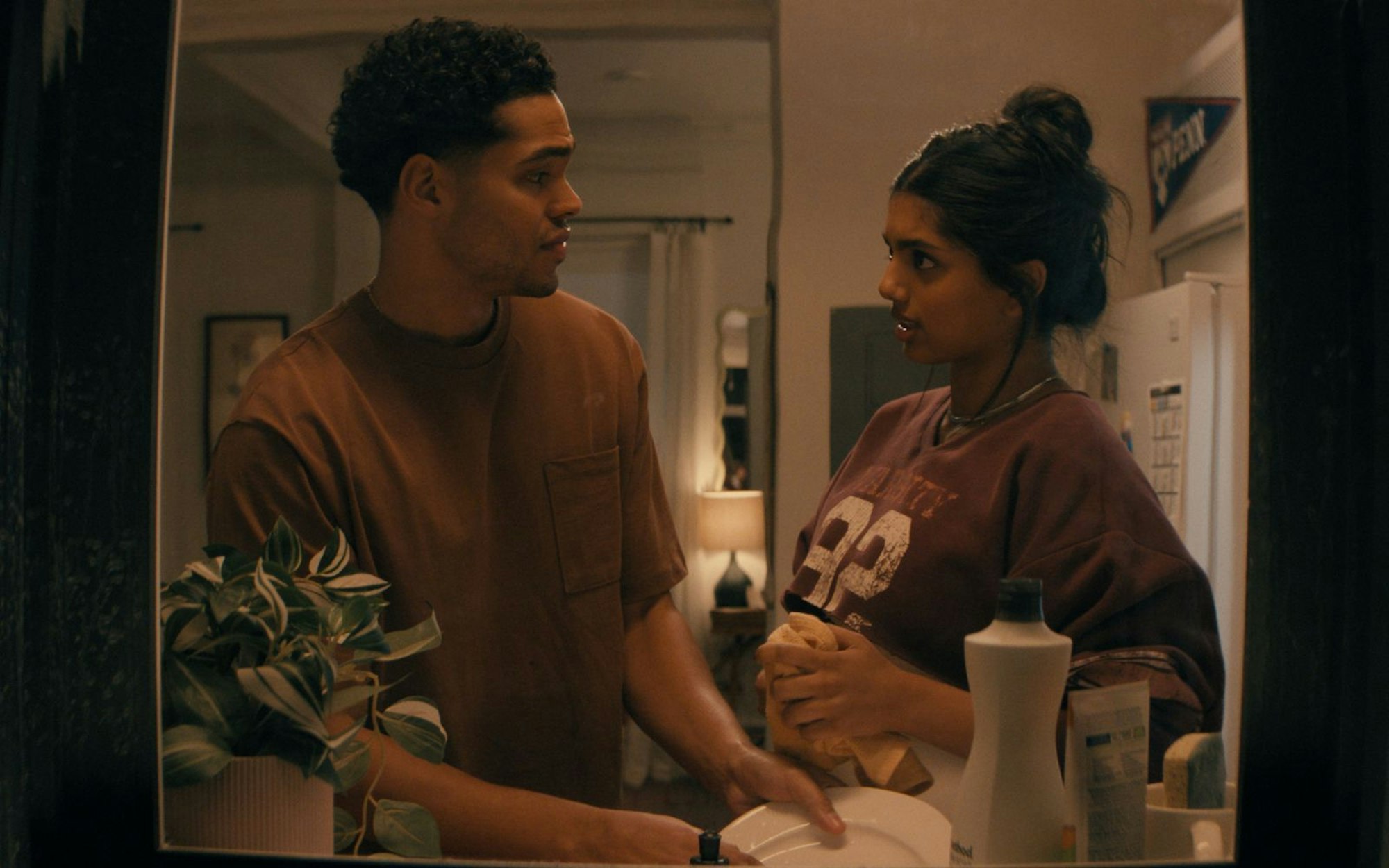 Abby (Avantika Vandanapu) und Kel (Nicholas Duvernay) wohnen in zwei unterschiedlichen WGs im angesagten New Yorker District Murray Hill und versuchen in ihren Jobs Fuß zu fassen: Kel als Schauspieler, Abby als Stylistin für Promis. (Bild: Disney+)