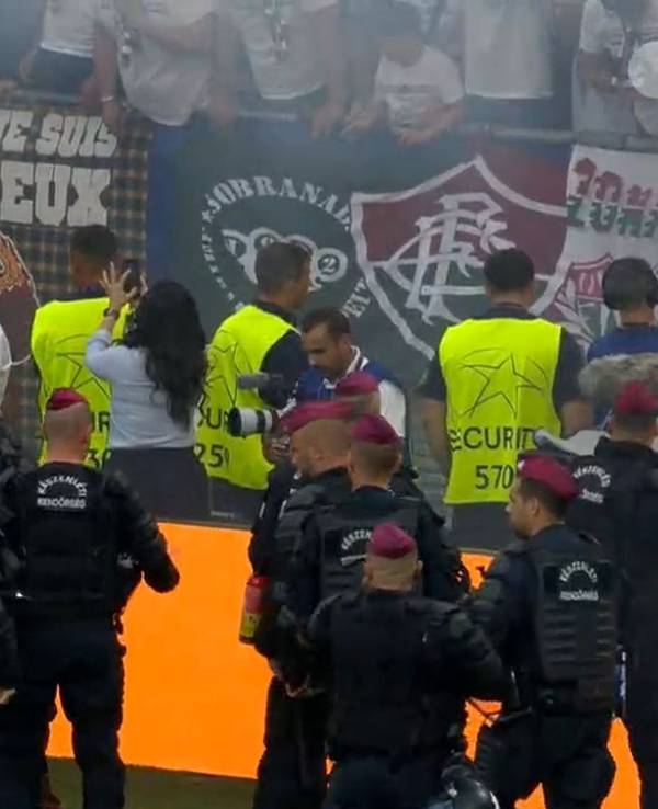 Polizisten stehen auf dem Rasen beim Finale der Champions League in Budapest.