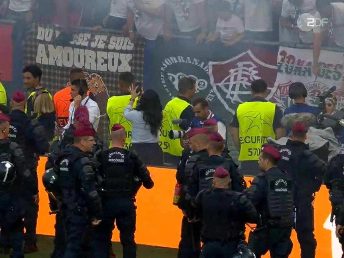 Polizisten stehen auf dem Rasen beim Finale der Champions League in Budapest.
