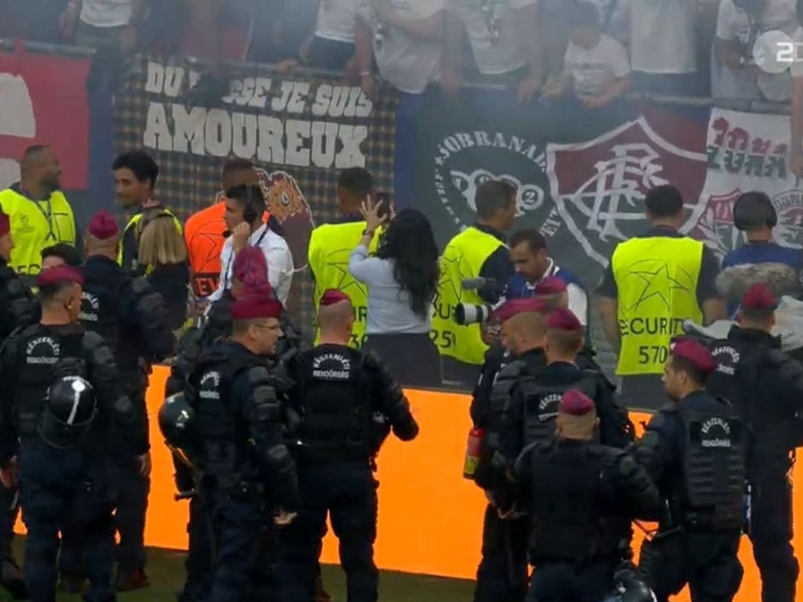 Polizisten stehen auf dem Rasen beim Finale der Champions League in Budapest.
