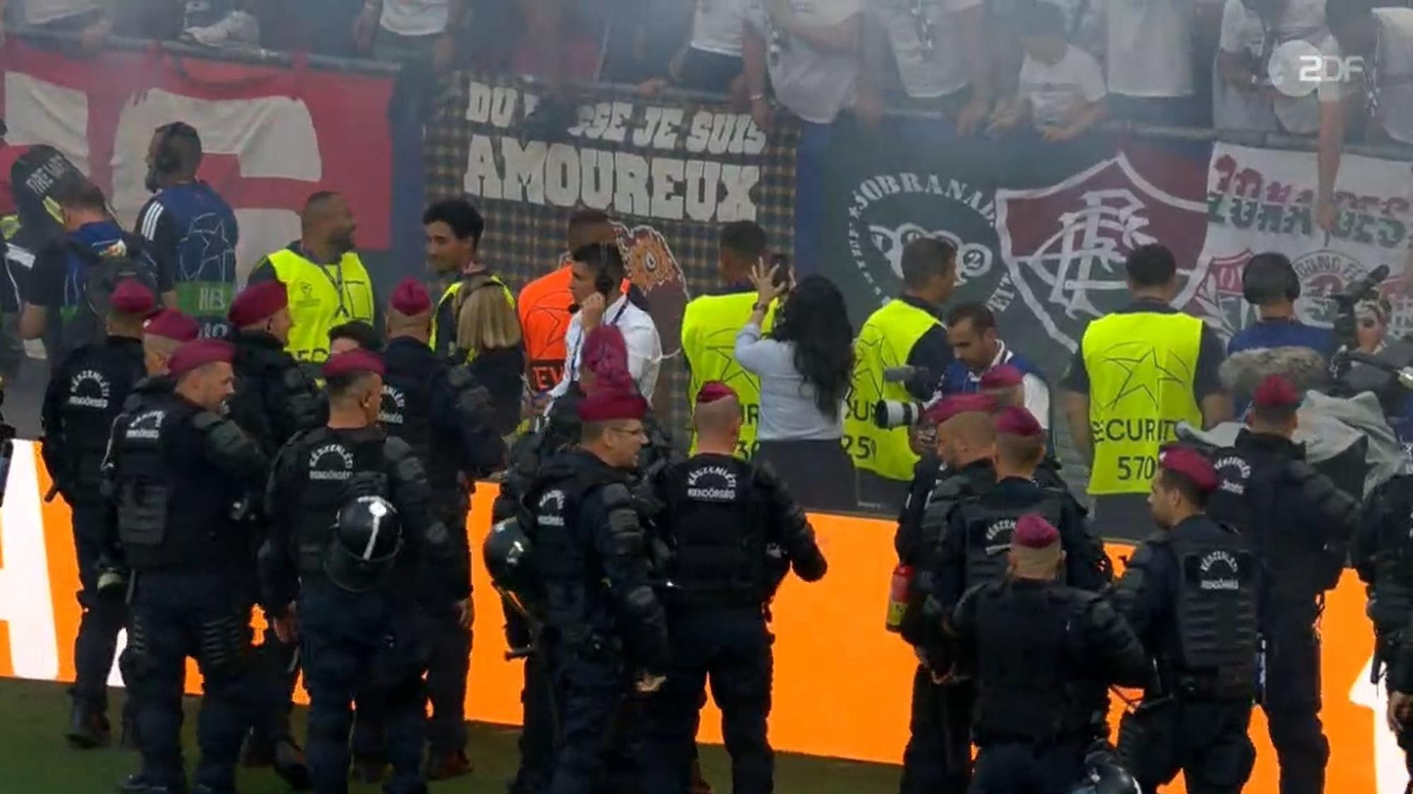 Polizisten stehen auf dem Rasen beim Finale der Champions League in Budapest.