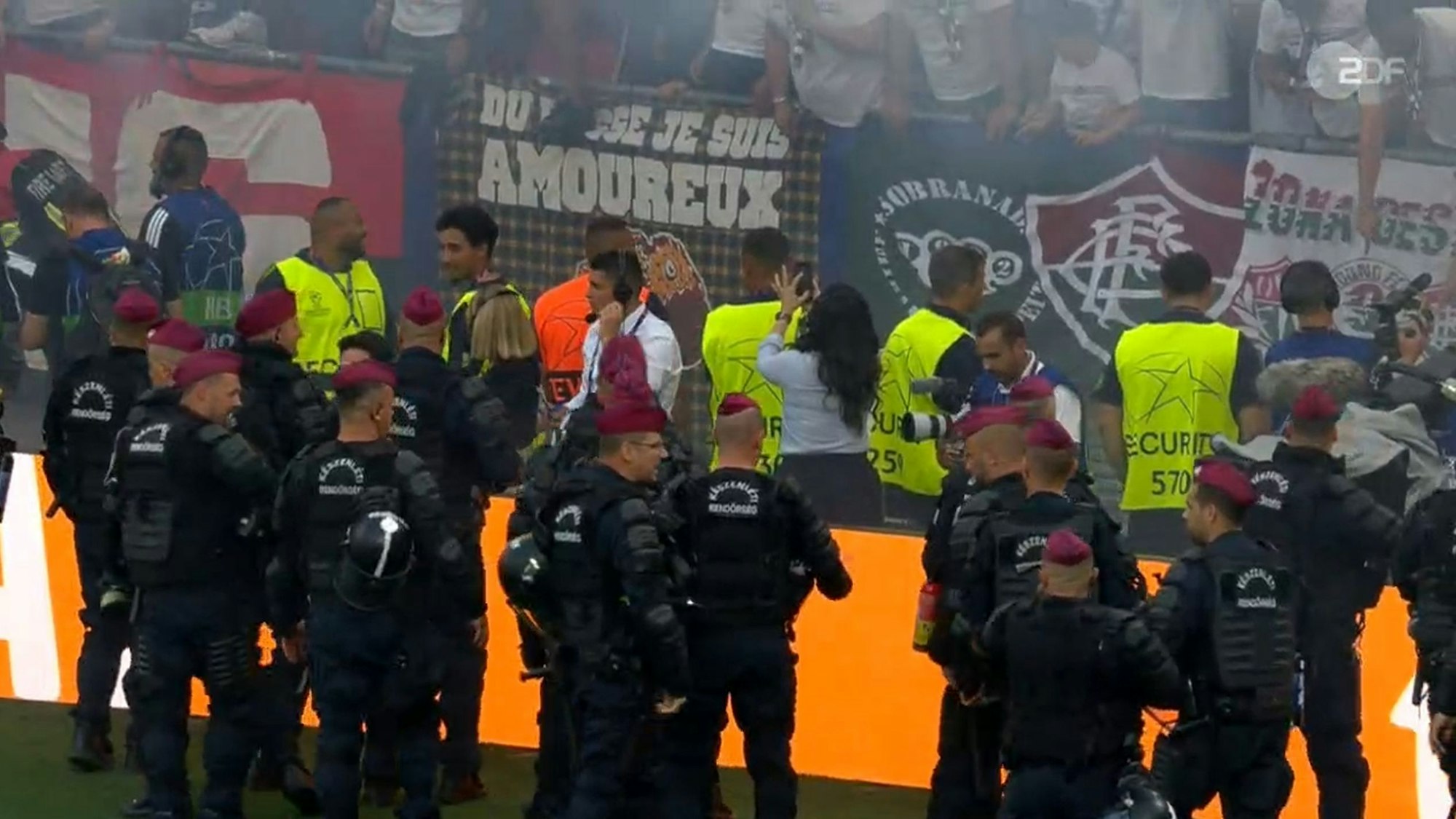 Polizisten stehen auf dem Rasen beim Finale der Champions League in Budapest.