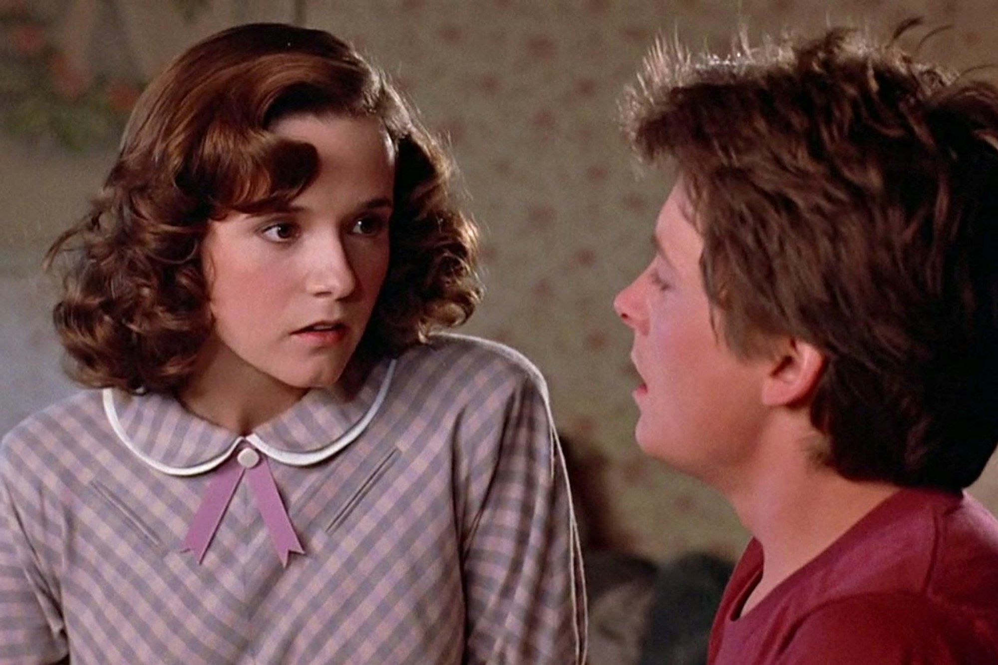 Marty McFly (Michael J. Fox) reist in „Zurück in die Zukunft“ ins Jahr 1955 und lernt dort seine Mutter kennen - als ebenfalls 17-Jährige. Und Lorraine Baines (Lea Thompson) verguckt sich gleich in den „unglaublichen Jungen“. (Bild: Universal Pictures)