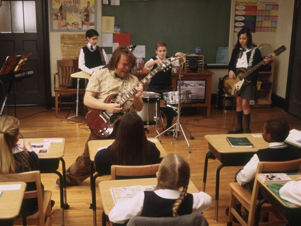 Mit seiner unkonventionellen Art gelingt es Dewey Finn (Jack Black, Mitte), seine Klasse für das Projekt „Rockband“ zu gewinnen. (Bild: kabel eins / Paramount Pictures)
